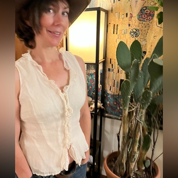 Size large 100% silk sleeveless blouse. Love this - Picture 4 of 5